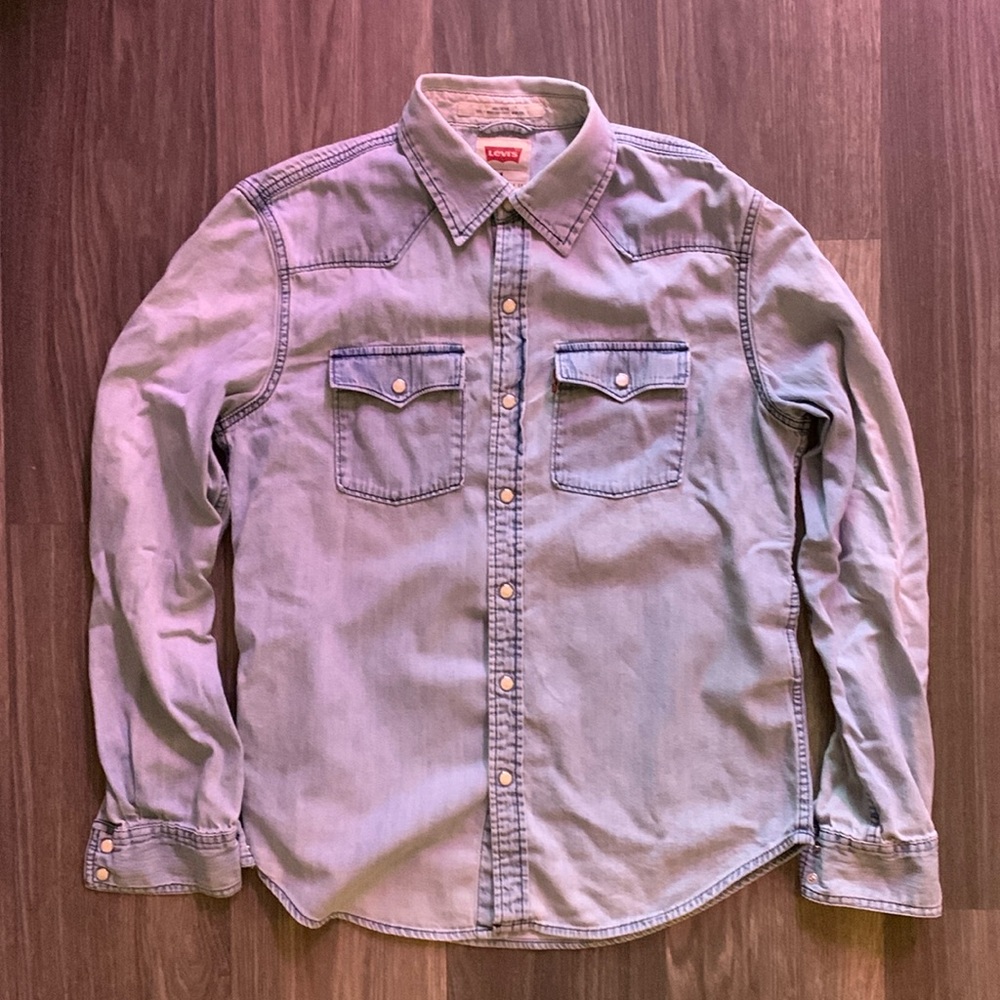 Levi’s medium 100% cotton button up. Snap buttons, soft and light weight.